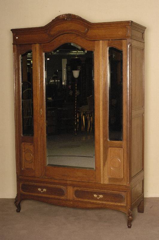 Kleiderschrank, deutsch, um 1880, Eiche massiv, dreitÜriges MÖbel, mit facettiertem Spiegelglas, große MitteltÜr geschwungene AusfÜhrung, ...