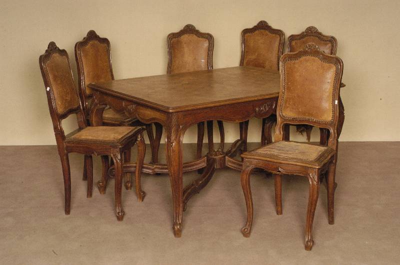 Tisch und 6 StÜhle, Belgien, um 1880, Aachen/LÜttich, Renaissance, Eiche massiv, Tisch mit 4 geschwungenen Beinen floral beschnitzt, Beine durch ...