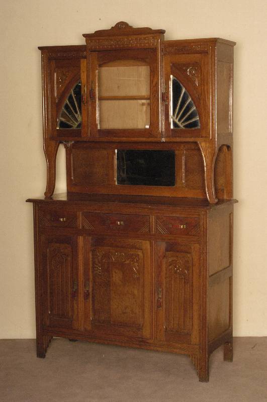 Buffet, Belgien, um 1920, Jugendstil, Weichholz und Eiche massiv, Eichefurnier, Oberteil dreitÜrig, MitteltÜr als Vitrinenteil , zwei kleinere ...
