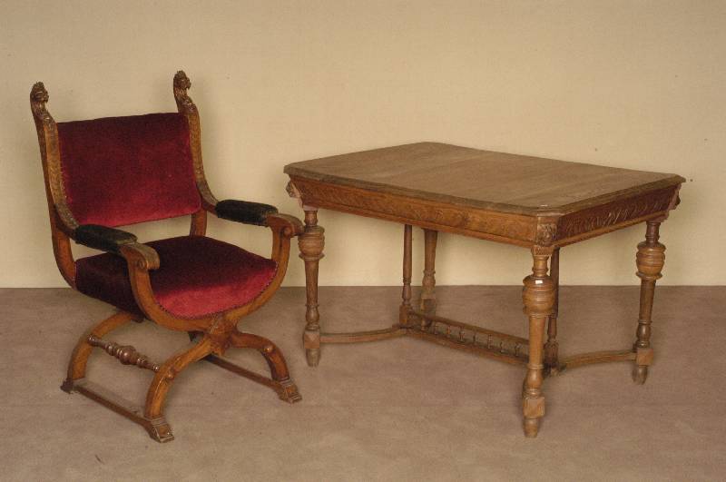 Tisch, Belgien, um 1900, Eiche massiv, vier gedrechselte SÄulen als Tischbeine, durch Verstrebungen miteinander verbunden, Tischplatte mit ...