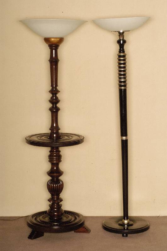 ArtDeco-Stehlampe, Frankreich, um 1920, aufwendig gearbeiteter ebonisierter Holzfuß, zum Teil silberfarben gefaßt, ausladender farblos ...
