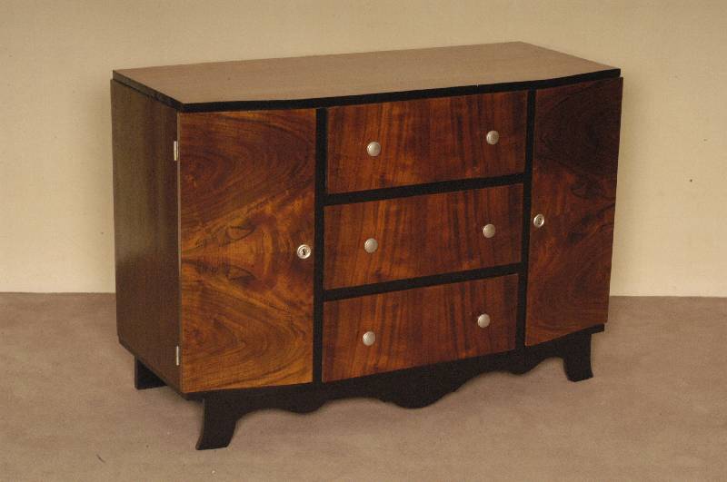 ArtDeco-Sideboard, Frankreich, um 1920, Nußbaum in gespiegeltem Bild furniert, zum Teil schwarz abgesetzt, elegant geschwungener Korpus, mittig ...