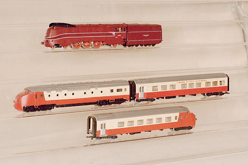Stromliniendampflok mit Tender, MÄrklin, 1985 -89, Spur HO, Nr. 3089, rot, Guß, neuwertiger Zustand, intakt, im orig. Karton