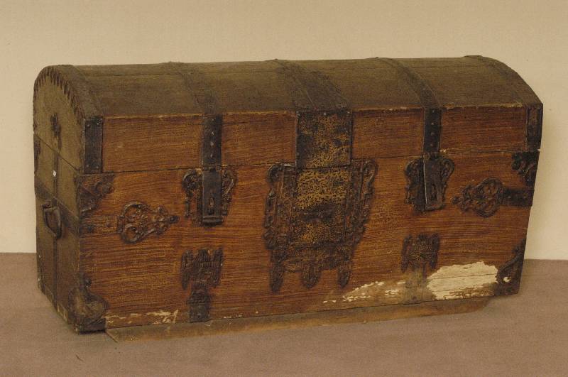 Reisetruhe, sÜddeutsch, um 1880/90, sogenannte Buckeltruhe, BeschlÄge Metall und Eisen geschwÄrzt, BÄnderung mit Patentschließung fÜr ...