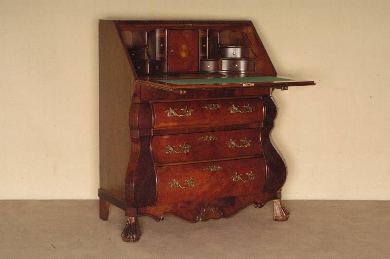 BarockstilsekretÄr, Holland, Korpus Weichholz/Hartholz, Wurzelfurnier, z.T. gespiegelt, schÖnes Furnierbild, Kanten abgeflacht, TatzenfÜße, ...