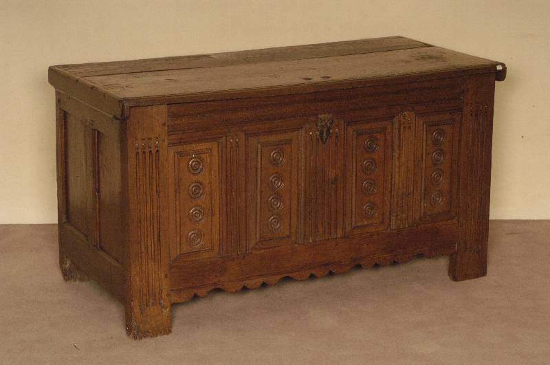 Flachdeckeltruhe, deutsch/Westfalen, um 1830/40, wohl Minden, Eiche massiv, auf Stollen, Front mit 4 kassettierten FÜllungen mit Schnitzereien, ...