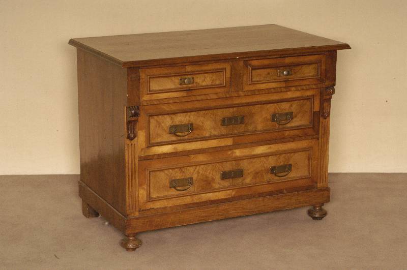 Kommode, deutsch, um 1870, Korpus Weichholz, Nußbaumfurnier, z.T. gespiegelt, original KugelfÜße, seitlich gerillt, Gebrauchsspuren, ohne ...
