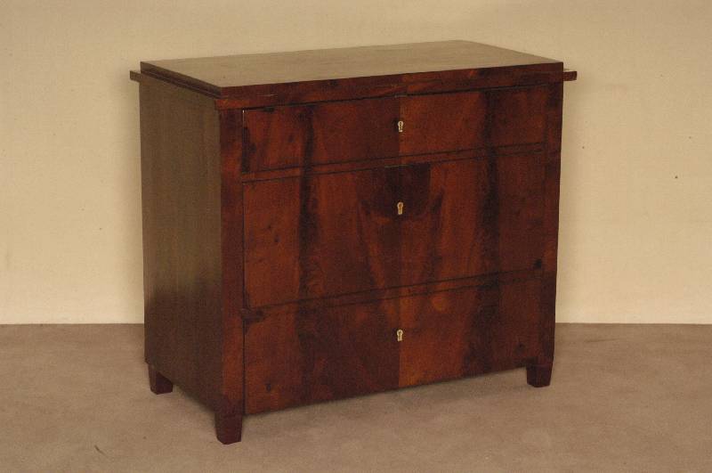 Kommode, deutsch, um 1860, SpÄtbiedermeier, Korpus Weichholz, Mahagoni- bzw. Pyramidenmahagonifurnier, z.T. doppelt gespiegelt, 3-schÜbig, ...