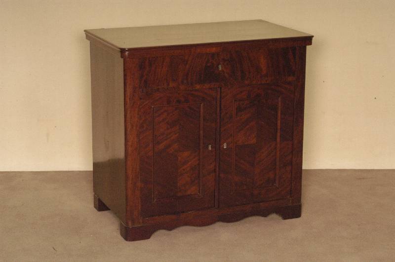 Halbschrank, deutsch, um 1880, Korpus Weichholz, Mahagoni massiv, Mahagonifurnier, Inlets gespiegelt, poliert und lackiert, Gebrauchsspuren, ...