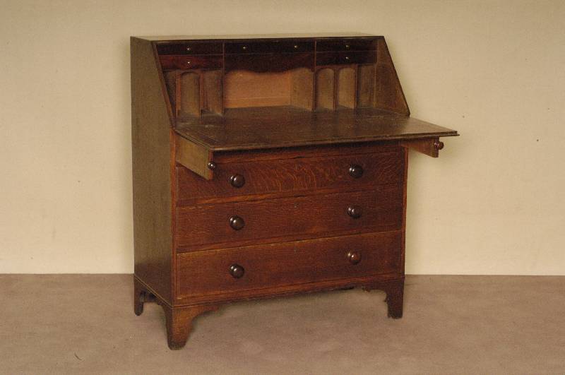 SekretÄr, England, um 1810, George III, Eiche massiv, RÜckwand Weichholz, SchrÄgklappe, 3 Schubladen, schlicht gehaltene FÜße, typisch aus der ...