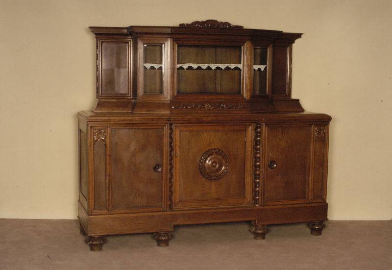 Aufsatzbuffet, deutsch, um 1910, Eiche massiv, Eichefurnier, gedrechselte FÜße, schlichte Fußleiste, 3-tÜrig, MitteltÜr mit aufgesetzten ...
