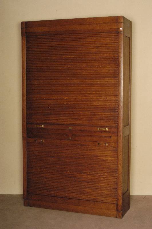 Aktenschrank, deutsch, um 1910, Korpus Weichholz, Eichefurnier, z.T. massiv, Rollo nach unten oder oben zu Öffnen, Ablagebretter fÜr einzelne ...