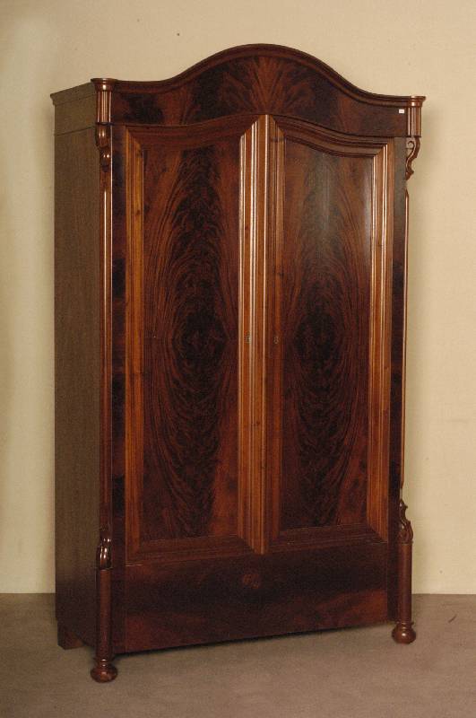 WÄsche- bzw. Kleiderschrank, mitteldeutsch, um 1870/80, Front auf Rahmen gearbeitet, Korpus Weichholz, Pyramidenmahagonifurnier gespiegelt, doppelt ...