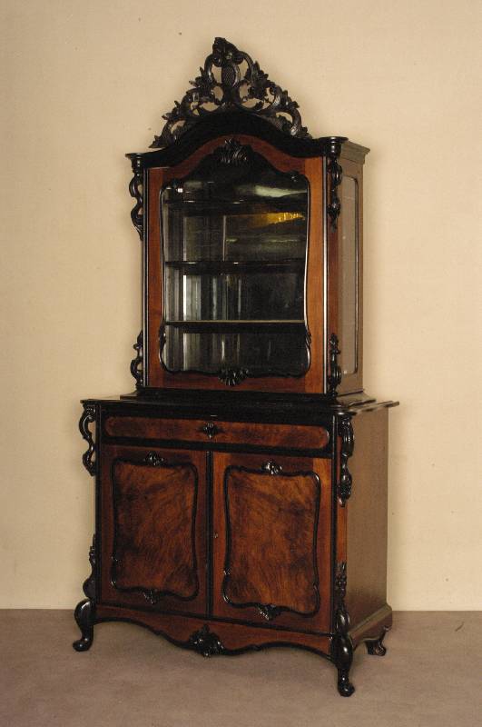 Vitrinenaufsatzschrank, Holland, um 1860, Wilhelm III, Korpus Weichholz/Hartholz, Nußbaum- bzw. Wurzelnußfurnier, abgeschrÄgte Ecken, mit ...