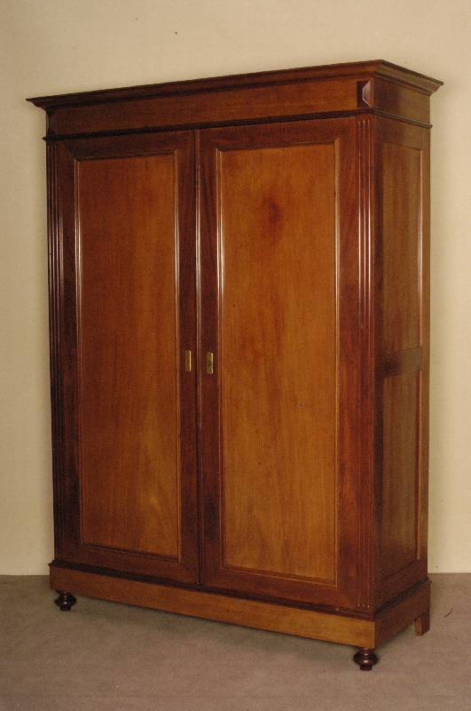 Schrank, Holland, um 1880, Korpus Weichholz, Eiche und Mahagoni massiv, Mahagonifurnier, auf KugelfÜßen, seitlich gerillt, 2 große TÜren mit ...
