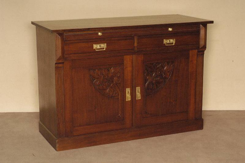 Anrichte, deutsch, um 1900, Jugendstil, Korpus Weichholz, Nußbaumfurnier, 2-tÜrig, FÜllungen mit Flachschnitzereien in Blattform, asymetrisch, 2 ...