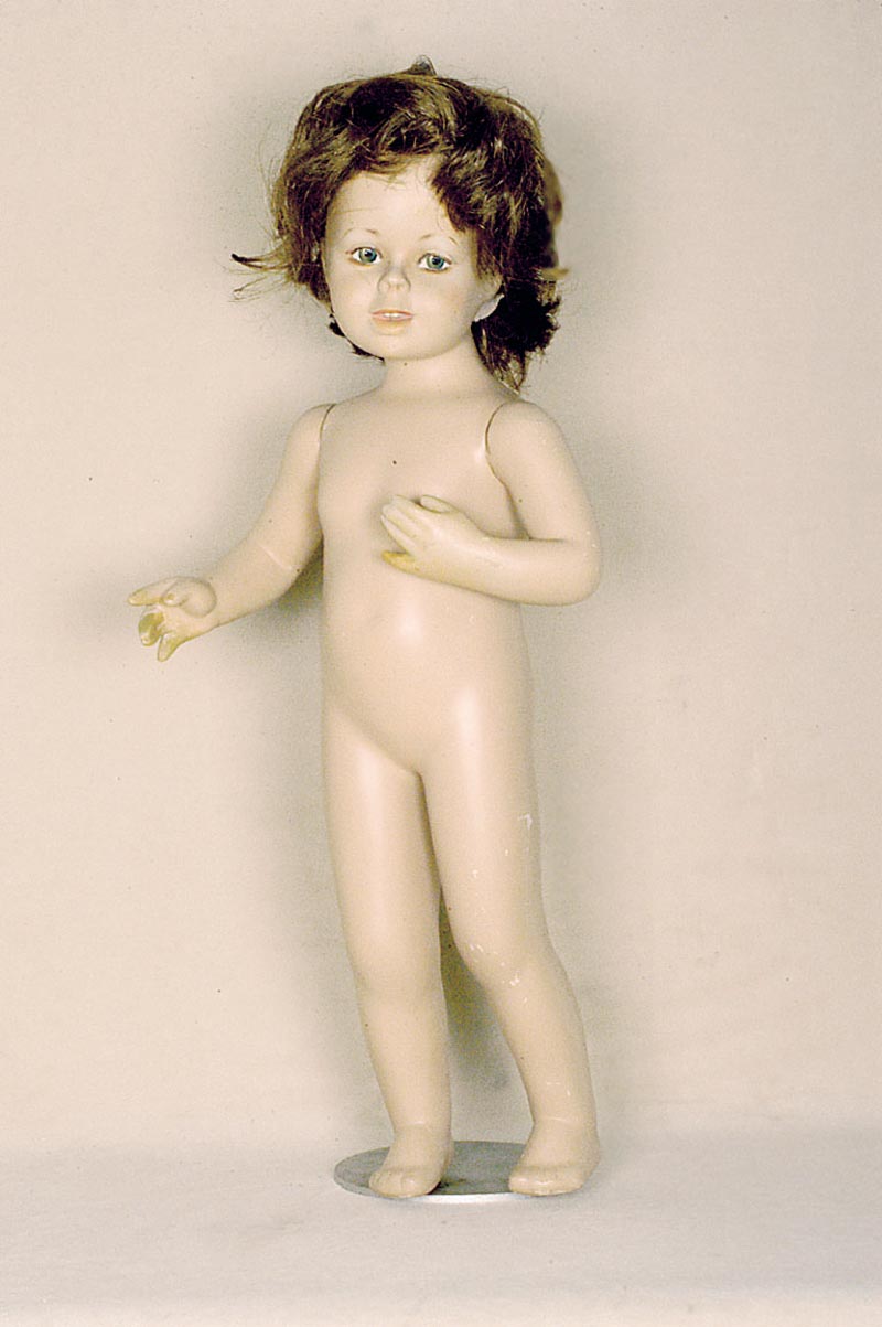 Kinder-Schaufensterpuppe, deutsch, 60er/70er Jahre, bemaltes Gesicht, partiell berieben, l. Alters- und Gebr.-Spuren, H. ca. 90 cm