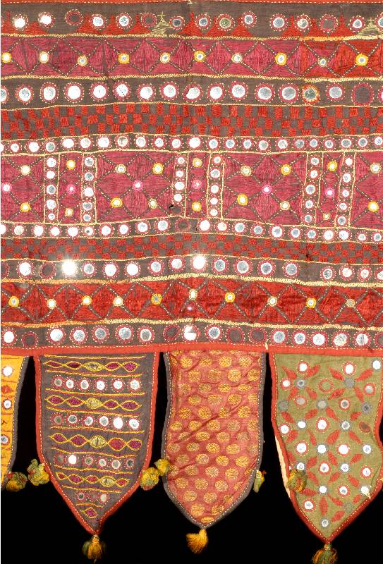 TÜr Eingangs Schmuck, Indien, um 1920, Seide auf Baumwolle, ca. 110 x 54 cm, SchÄtzwert: 980.- EURO, EHZ: 3