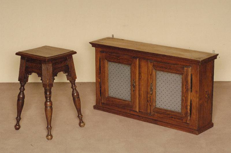 HÄngeschrÄnkchen, deutsch, um 1900, Zierbelkiefer massiv, Front auf Rahmen gearbeitet, Kopf doppelt getreppt, Milchglaseinlagen mit ...