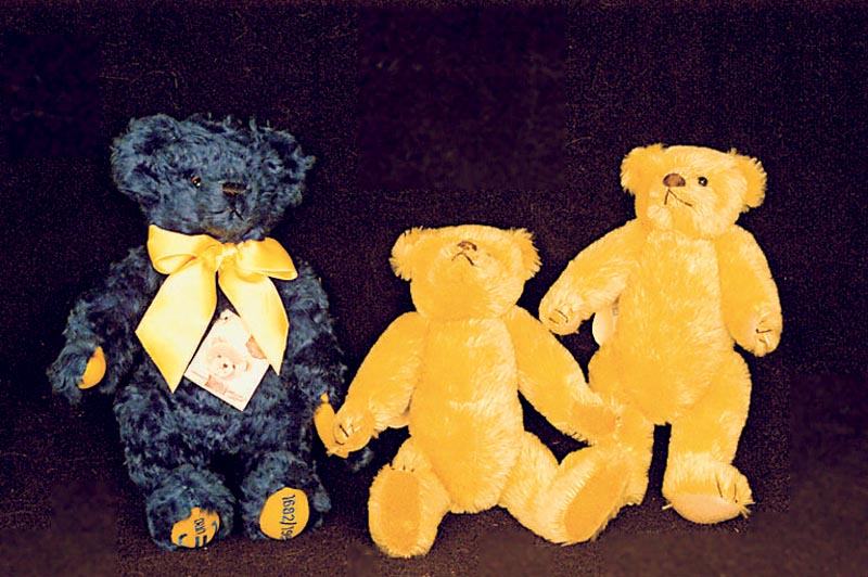 Konvolut 2 Teddy-BÄren, 80er Jahre, MohairplÜsch, limitierte Auflage von 1000 StÜck, hier Nr. 25/1000 und 71/1000, H. ca. 25 cm, sammelwÜrdig