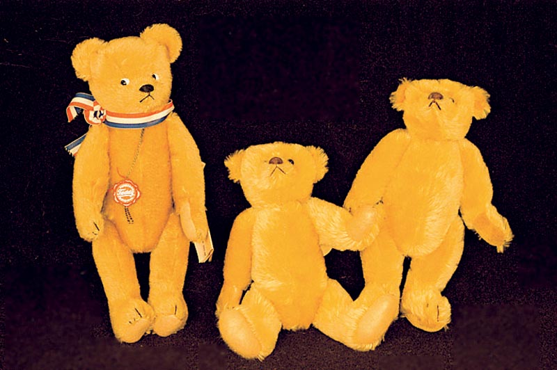 Hermann-Teddy, 80er Jahre, Nostalgie-BÄr, mit original Scherpe und Siegel, Mohair, H. ca . 33 cm, sammelwÜrdig