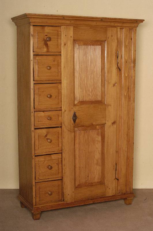 Brotschrank, deutsch/Mecklenburg, um 1880/90, Weichholz, Schlagleiste versperrt die Schubladen, FÜllungen vielfach gerillt, Schubladen ...