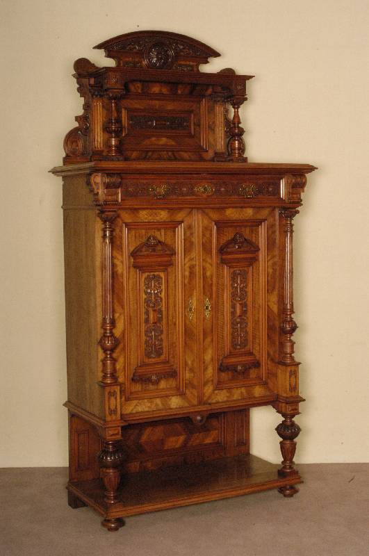 Kabinettschrank, deutsch, um 1870, GrÜnderzeit, mit Prunkaufsatz, Korpus Weichholz, Nußbaumfurnier, z.T. gespiegelt, auf KugelfÜßen, unten ...
