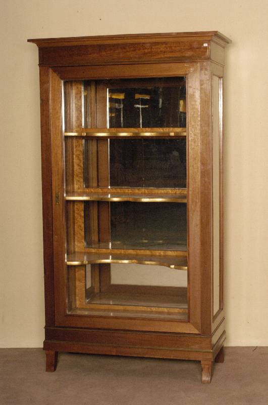 Vitrine, deutsch, um 1910, Empirestil, Korpus Eiche, z.T. Weichholz, Mahagonifurnier, leicht gebogene Viereckbeine, Front und Seite verglast, ...