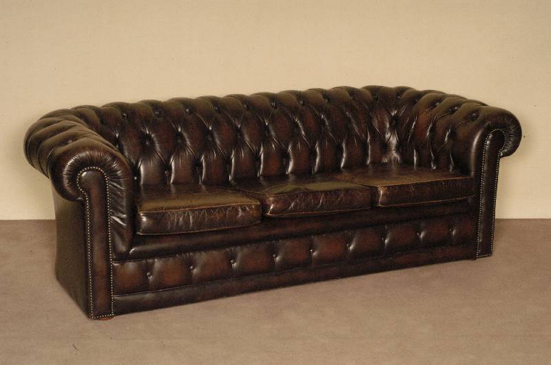 3-sitzer Sofa, England, Chesterfield, roter Lederbezug, genoppt und geheftet, auf Rollen, lose Kissen, leichte Gebrauchsspuren, ca. 70x214x97 cm, ...