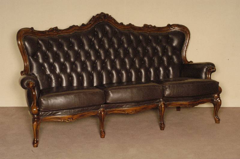 Sofa, Italien, um 1960, Louis-Philippe-Stil, Korpus Buche massiv, nußbaumfarben, gebogene Beine und Armlehnen, RÜckenlehne geschweift, dekoriert ...