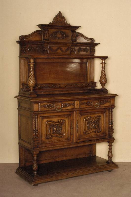 Anrichte mit Prunkaufsatz, Frankreich, um 1880, Henry II, Korpus Nußbaum bzw. Eiche massiv, Eichefurnier, unten offene Ablage, 2 TÜren und 2 ...