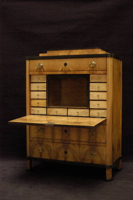 SekretÄr, deutsch, um 1830, Biedermeier, Korpus Weichholz, helles Nußbaumfurnier, Front mit durchgehendem Wurzelfurnier, gemaßert, abgerundete ...