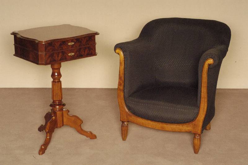 NÄhtisch, deutsch, um 1860, Louis Philippe, Mahagoni, gedrechselter Fuß, 3-fach ausladend, NÄhkasten Korpus Weichholz, Pyramidenmahagonifurnier ...