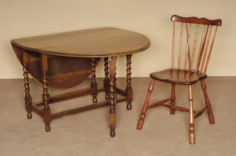 Oblongtable, England, um 1900, Eiche massiv, gedrechselte SÄulenbeine, seitlich abklappbar, auch als Konsole verwendbar, leichte Gebrauchsspuren, ...