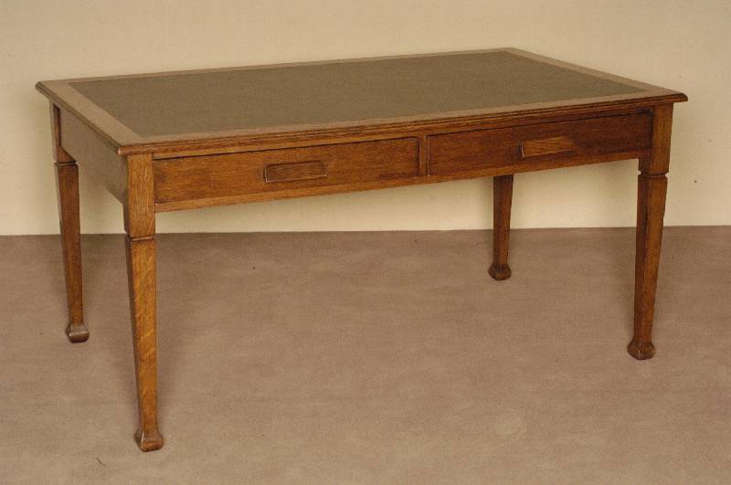 Schreibtisch, England, um 1910, Eiche massiv, konische Beine, schuhfÖrmig abgesetzt, unter der Arbeitsplatte 2 Schubladen mit original ...