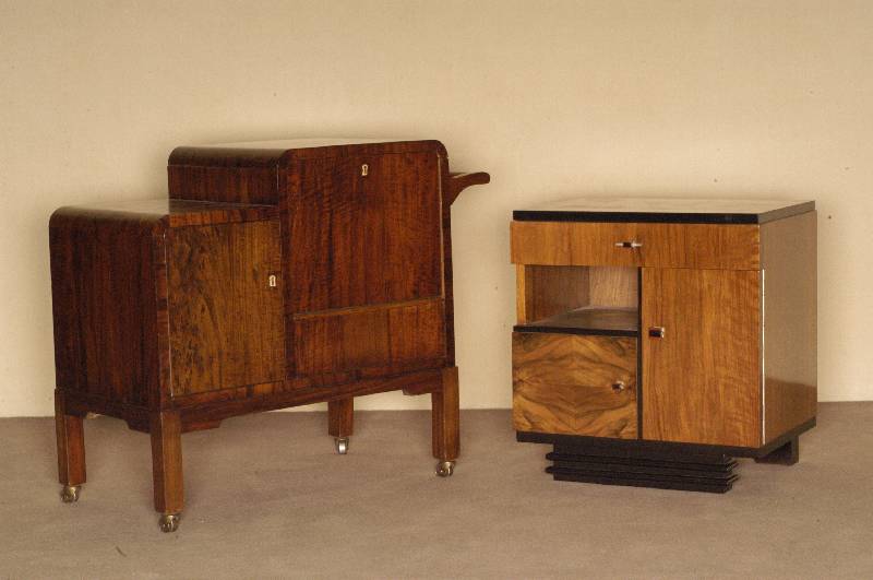 BarschrÄnkchen, um 1925, ArtDeco, Korpus Weichholz, Nußbaumfurnier, in Form eines Teewagens, zwei TÜren, rechte TÜr abklappbar, Innenleben ...
