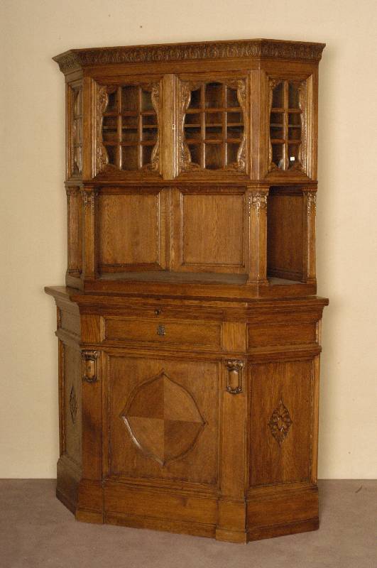 Eckschrank, deutsch, um 1900, Korpus Weichholz, Eiche massiv, Eichefurnier, unten 1 TÜr mit zurÜckgesetzten FÜllungen, 1 Schublade abgesetzt mit ...