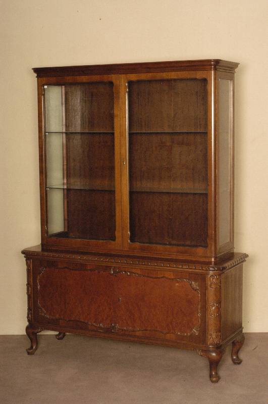 Glasvitrine, deutsch, um 1920, Buche, nußbaumfarben gebeizt, schÖnes Wurzelnußfurnier, abgerundete Ecken, Gebrauchsspuren, wohnfertig, ca. ...
