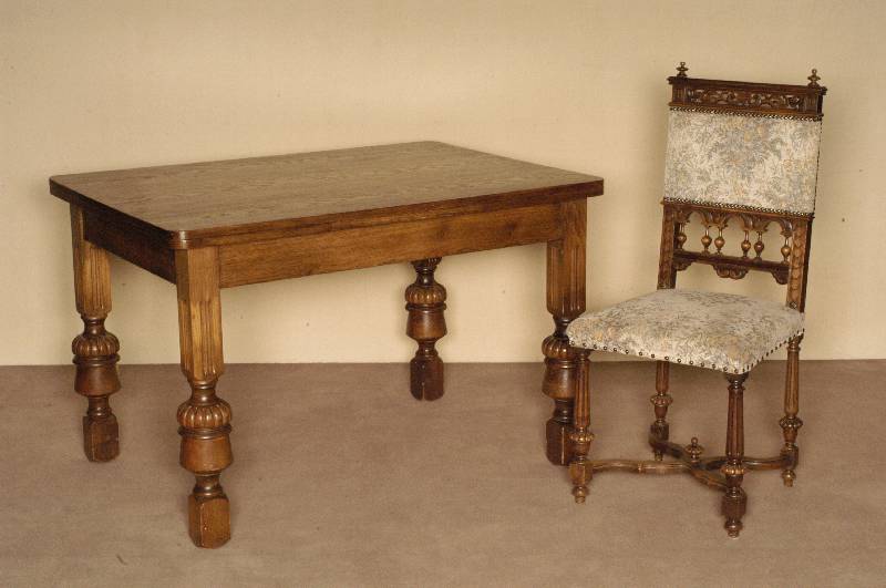 4 HochlehnstÜhle, Frankreich, um 1870, Nußbaum massiv, hervorragende Drechselarbeit aus dem Vollholz, RÜckenlehne mehrfach gebogen, mit ...
