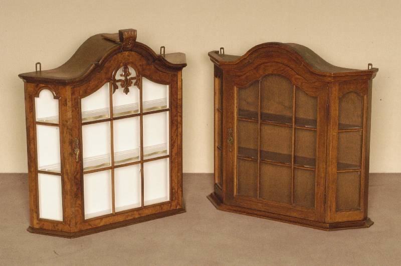 HÄngevitrine, Niederlande, um 1960, Eichefurnier, dreiseitig versprosst, verglast, zwei FachbÖden, Barockstil, Gebrauchsspuren, ca. 67x67x17 cm, ...