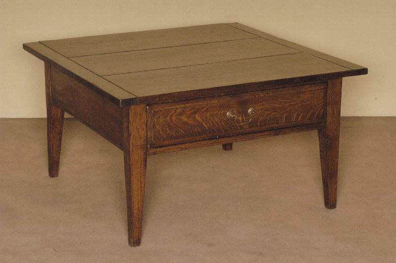 Couch- bzw. Beistelltisch, England, im Stil von 1910, Eiche massiv, 1 Schublade, Gebrauchsspuren, wohnfertig, ca. 51x90x90 cm