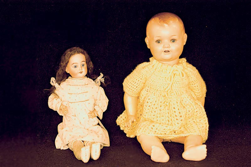 Porzellankopfpuppe, Gebr. KÜhnlenz, um 1895, ZiegenlederkÖrper gestopft, feststehende blaue Glasaugen, offener Mund, 4 ZÄhnchen oben, l. ...