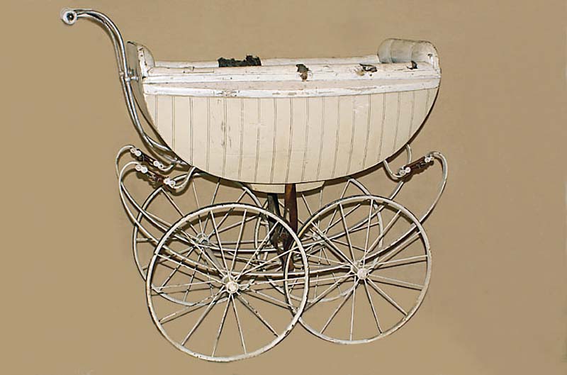 Kinderwagen, deutsch, 20er/30er Jahre, Marke "Naether", weiß gefasst, Fassung z.T. stÄrker abgesplittert, Porzellangriffe, diese inatkt, ...