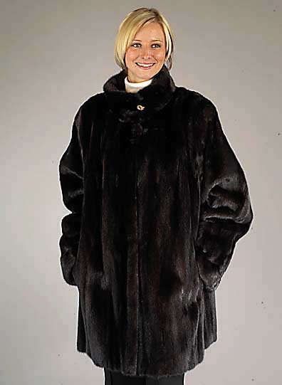 Dunkelbraune Nerzjacke, Gr. 44/46, braun gestreiftes Innenfutter, 2 Einschub- taschen, RÜckenl. ca. 88 cm, Kragen mit Knopf
