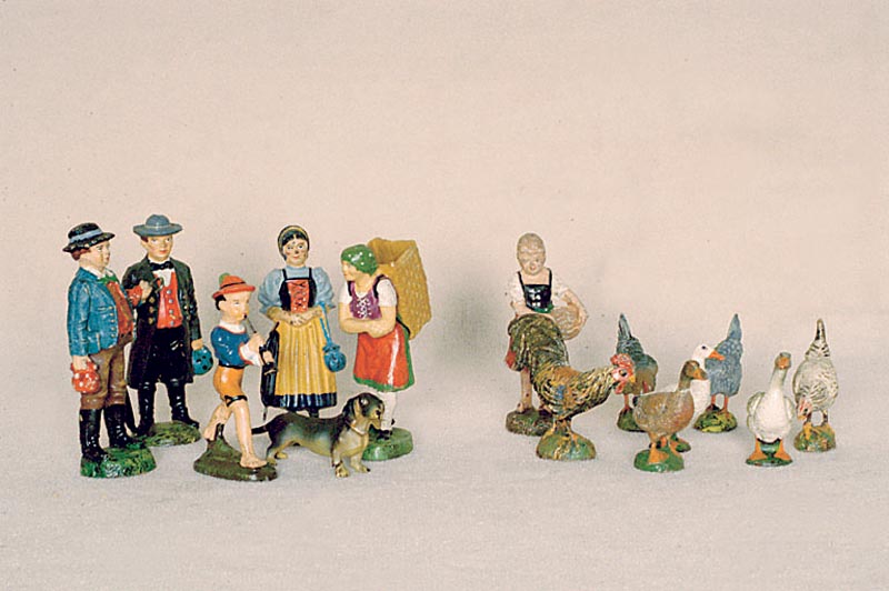 Konvolut Elastolin/Lineol, 30er Jahre, 4 Figuren in bÄuerlicher Tracht, dazu ein Musikant und ein Dackel, bunt staffiert, min. ber./best., jedoch ...