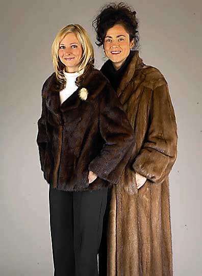 Konvolut Nerzmantel und -Theaterjacke, 1 x Saga-Mink-Nerzmantel, Gr. 44, hellbraune lÄngsverarbeitete Felle, mit Kragen, 2 Einschubtaschen, ...
