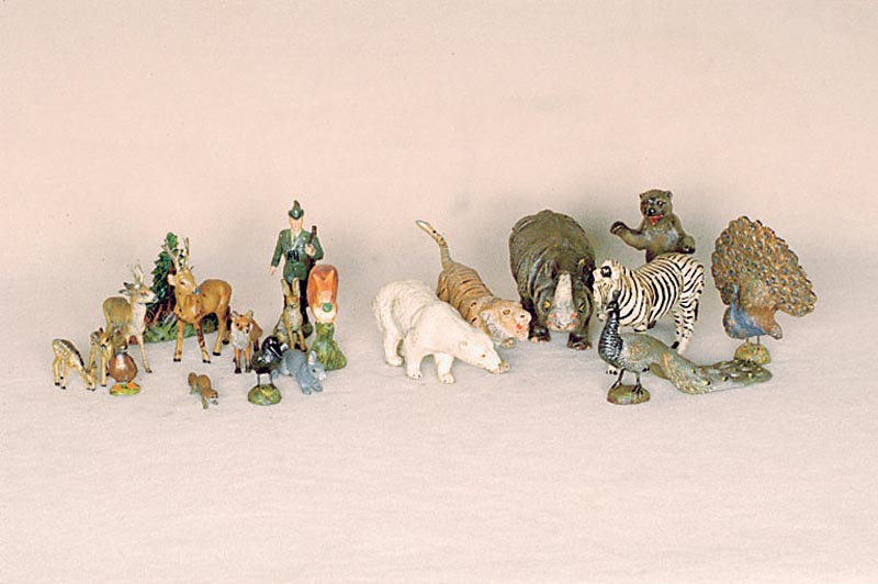 Konvolut Elastolin/Lineol, 30er Jahre, Wildtiere mit JÄger, 8 versch. Hasen, Wiesel, 2 EichhÖrnchen, Fuchs, 2 Raben, 2 Hirsche, Ricke und 2 ...
