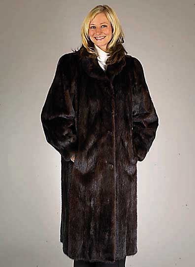 Dunkelbrauner Nerzmantel, Gr. 40, dunkelbraune lÄngstverarbeitete Felle, 2 Ein- schubtaschen, Innenfutter schwarze Seide, RaglanÄrmel, mit ...
