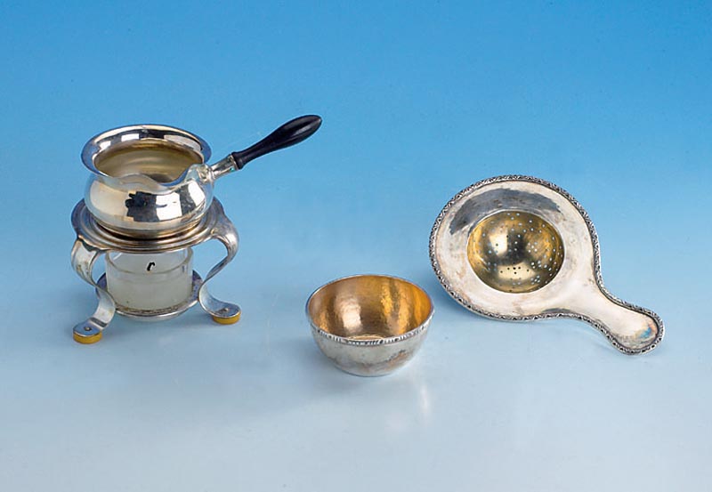 Teesieb mit Untersatz, MÜnchen, C. Weisshaupt 30er Jahre, 900er Silber, Hammerschlagverz., reine Treibarbeit, Rand komplett nachgest. und ...