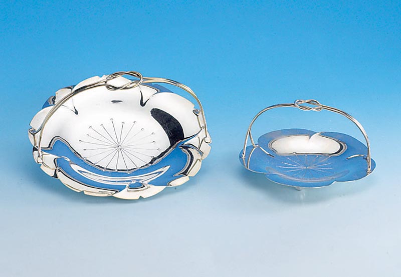 Konvolut 2 Henkelanbietschalen, K. Uyeda, Japan 60er Jahre, 925er Silber, abstrakt florale Form, H ca. 9 bzw. 10.5 cm, D ca. 15 bzw. 20 cm, zus. ...